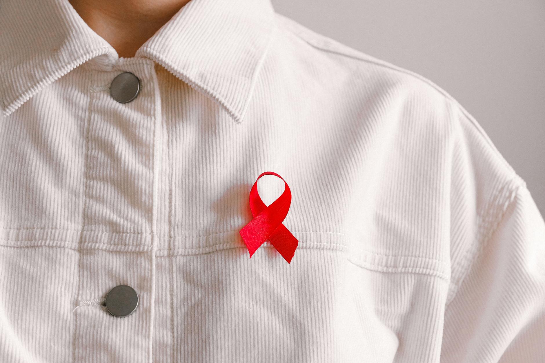 Fita vermelha na camiseta, a fita vermelha é um símbolo usado em campanhas de prevenção ao HIV.