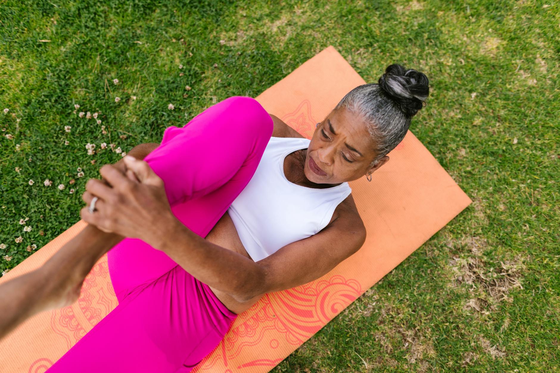 mulher fazendo exercício - biomecânica 